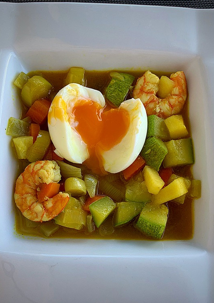 Una foto de Huevos mollet, verdura y langostinos