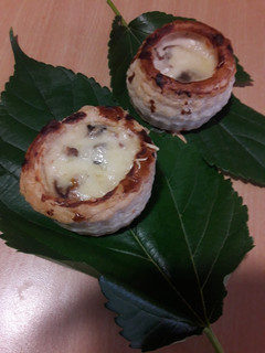 Una foto de Volován (vol au vent) rellenos de bechamel