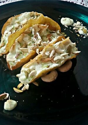 जलेबी टेकोस विथ केसर श्रीखंड (jalebi tacos with kesar shrikhand recipe in hindi) रेसिपी मुख्य फोटो