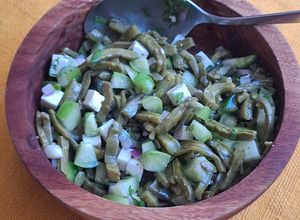 Una foto de Ensalada de nopales con tomate verde