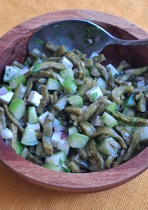 Una foto de Ensalada de nopales con tomate verde
