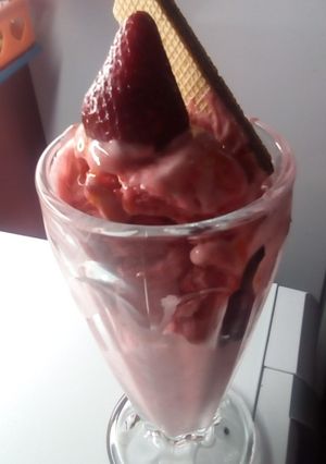 Una foto de Helado de Frutilla y Banana 🍓🍓🍓🍌🍌🍌