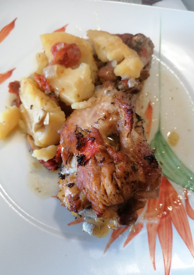 Una foto de 167. Muslos de pavo al horno con tomate y patatas / olla GM