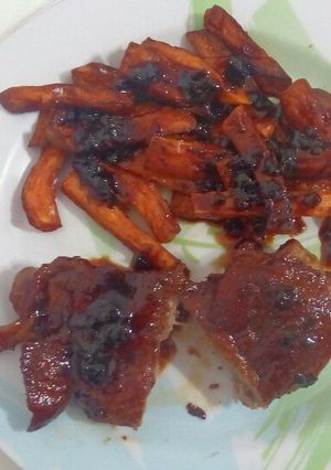 Una foto de Carré de cerdo con salsa caramelizada y batatas fritas