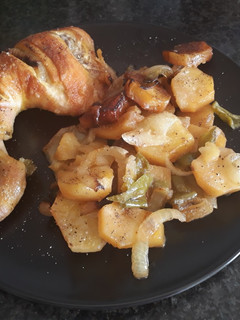 Una foto de Muslo de pollo con patatas al horno