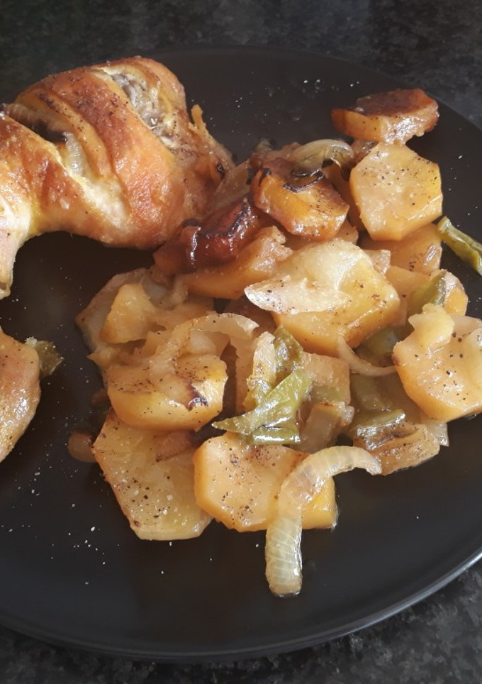 Una foto de Muslo de pollo con patatas al horno