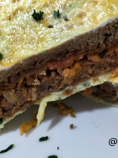 Una foto de Sándwich de centeno de sobrasada y queso envuelto en tortilla