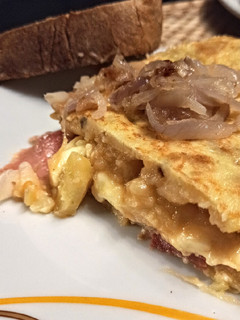 Una foto de Tortilla de patata con jamón y queso y cebolla caramelizada