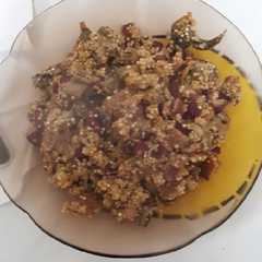 Una foto de Paella de quinoa con setas, alcachofas y alubias tintas