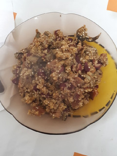 Una foto de Paella de quinoa con setas, alcachofas y alubias tintas