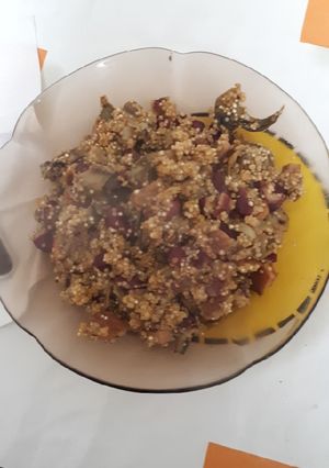 Una foto de Paella de quinoa con setas, alcachofas y alubias tintas