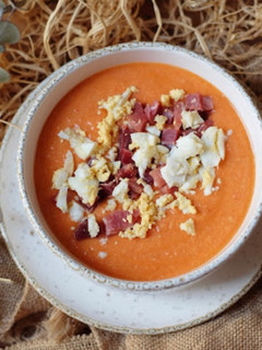 Una foto de Salmorejo con aguacate