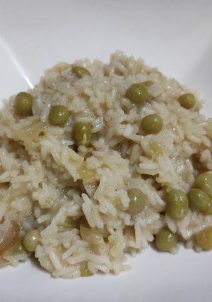 Una foto de Arroz con panceta y arvejas