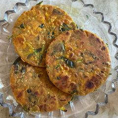 A picture of Methi bathua bhaji bhakhari.