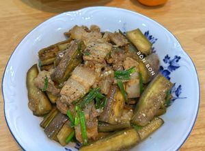 Hình của món Cà Tím Xào Thịt Ba Chỉ.