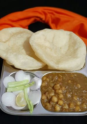 છોલે ભટુરે(chhole bhature Recipe in gujarati) રેસીપી મુખ્ય ફોટો