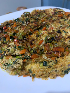 Una foto de Tortilla de puerro, cebolla de verdeo, morrón, cebolla, y ajo