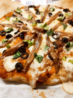Una foto de Pizza de Aceitunas Negras, Anchoas y Tomate Ahumado