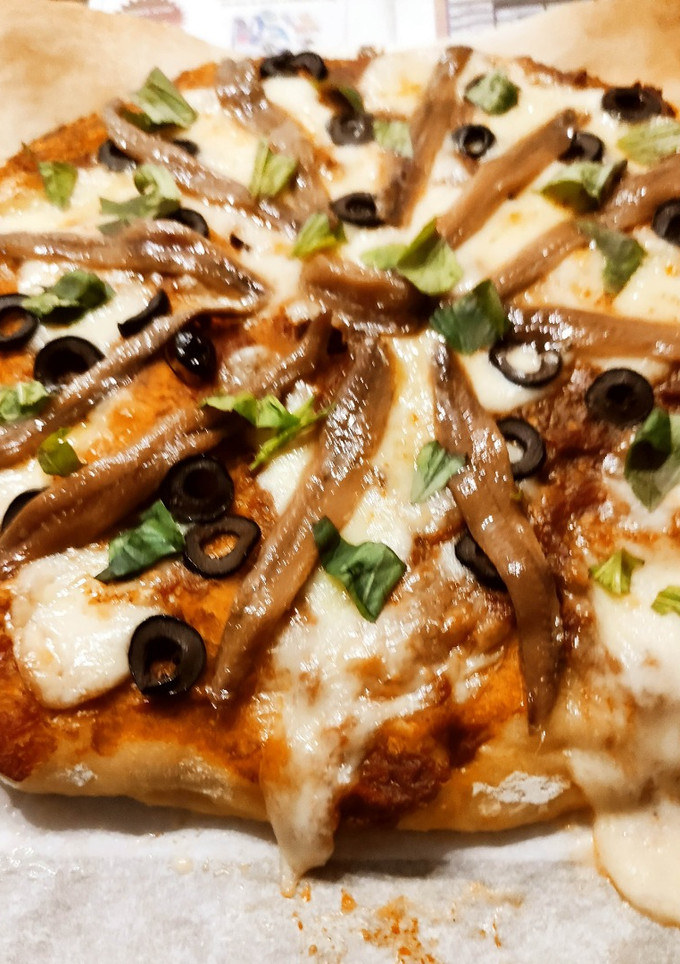 Una foto de Pizza de Aceitunas Negras, Anchoas y Tomate Ahumado