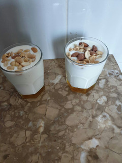 Una foto de Yogur casero de miel y frutos secos