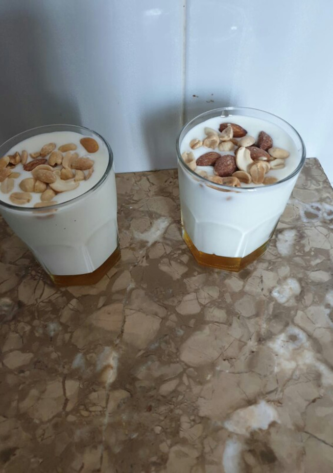 Una foto de Yogur casero de miel y frutos secos