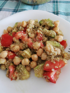 Una foto de Ensalada de quinoa y garbanzos