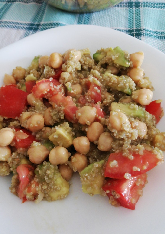 Una foto de Ensalada de quinoa y garbanzos