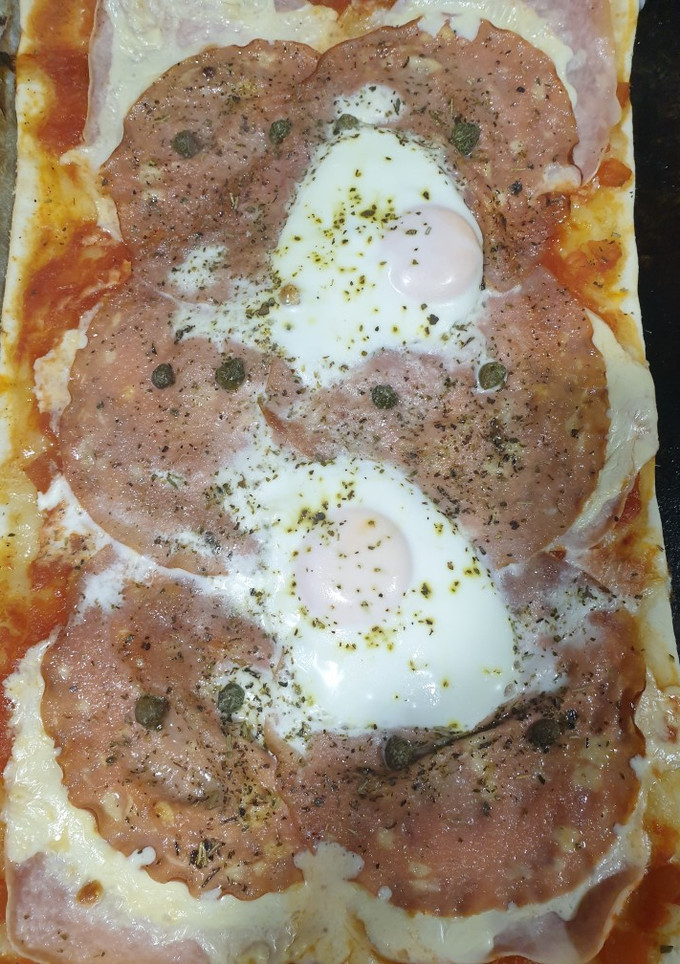 Una foto de Pizza express con mortadela italiana, queso de crema camembert