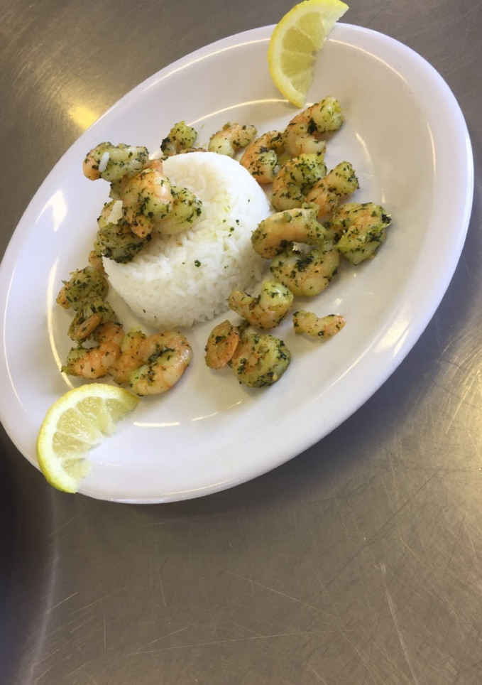 Una foto de Camarones al ajillo