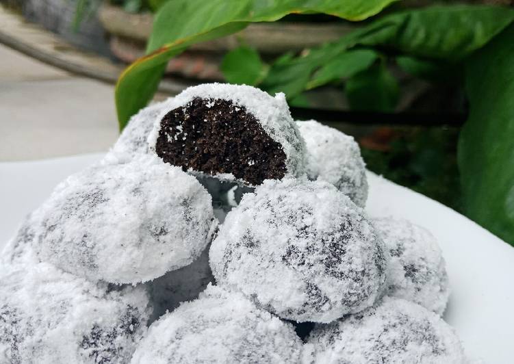 Black Snow White Cookies