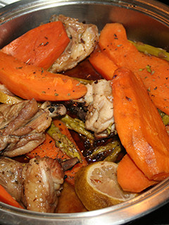 Una foto de Pollo asado con boniato y esparragos