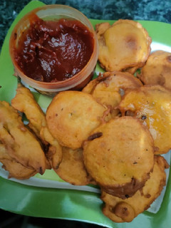 प्याज, हरी मिर्च के पकौड़े (pyaz hari mirch ke pakode recipe in Hindi) रेसिपी मुख्य फोटो