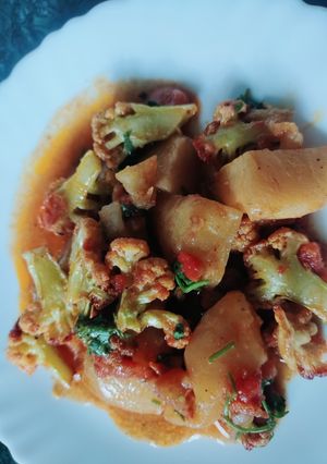 आलू गोभी की सब्जी (aloo gobi ki sabzi recipe in Hindi) रेसिपी मुख्य फोटो