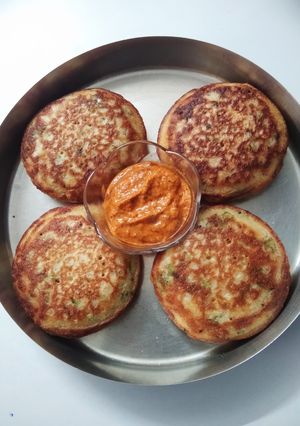 A picture of Bun Dosa Kerala Style with Chutney.