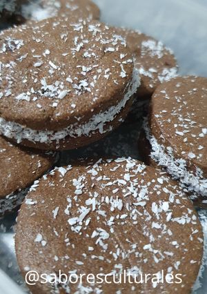 Una foto de 🥳 Receta N° 100 - Alfajor de harina integral y cacao + dulce de