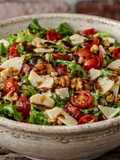 Insalata mista con noci, pomodorini e parmigiano