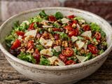 Insalata mista con noci, pomodorini e parmigiano