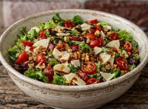 Foto di Insalata mista con noci, pomodorini e parmigiano