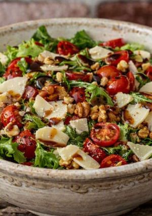 Foto di Insalata mista con noci, pomodorini e parmigiano