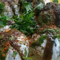 A picture of Dahi vade.