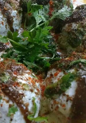 A picture of Dahi vade.