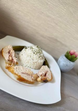 Sajttal, sonkával töltött csirkemell basmati rizzsel recept fotója
