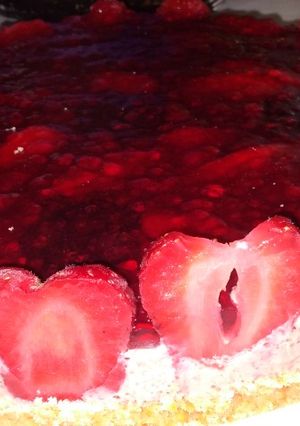 Una foto de Tarta de frutillas con base de harina de arroz!!