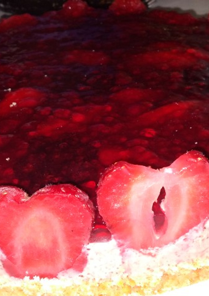 Una foto de Tarta de frutillas con base de harina de arroz!!