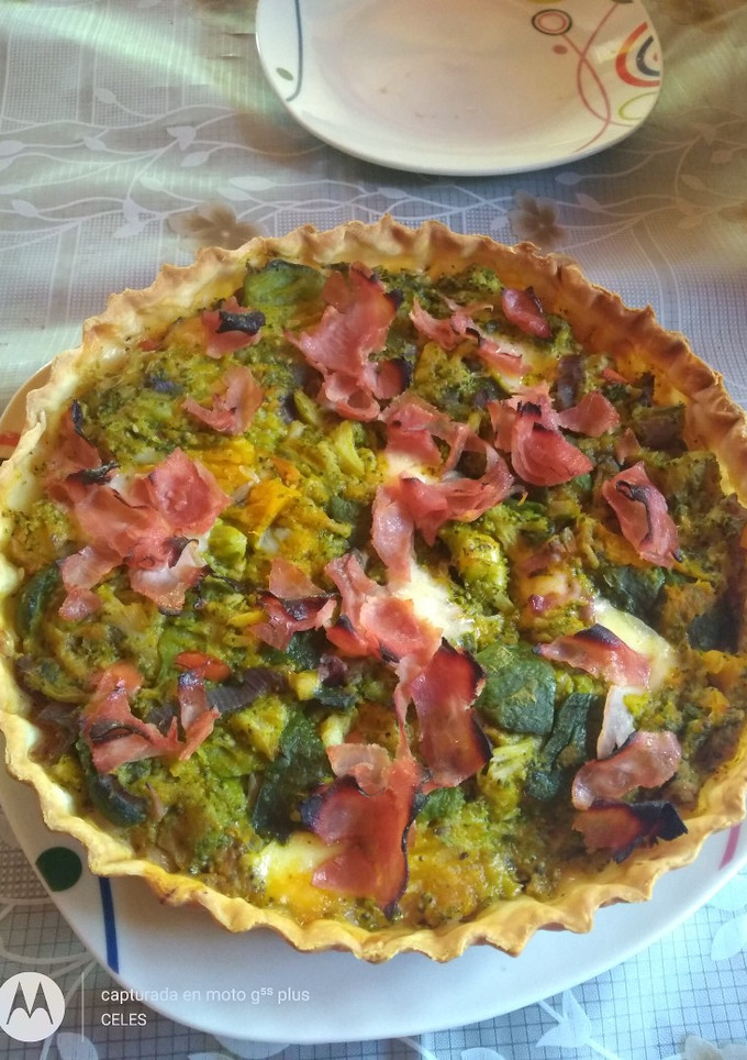 Una foto de Tarta de zapallitos, brócoli y zapallo