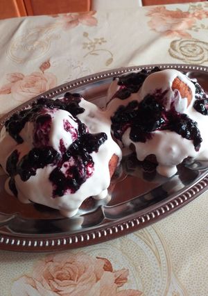 O poză a rețetei Papanași cu smântână și dulceață de afine.