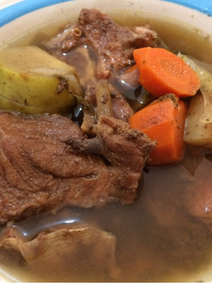 Una foto de Caldo de Res en olla de cocción lenta