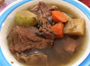 Una foto de Caldo de Res en olla de cocción lenta