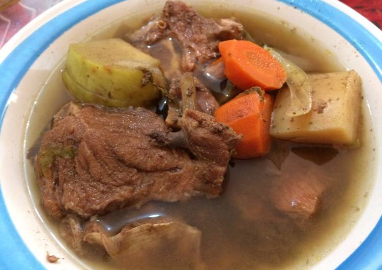 Caldo de Res en olla de cocción lenta Receta de Carmen Palomino Cookpad
