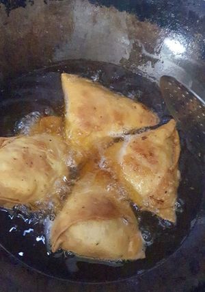 समोसे (samose recipe in Hindi) रेसिपी मुख्य फोटो